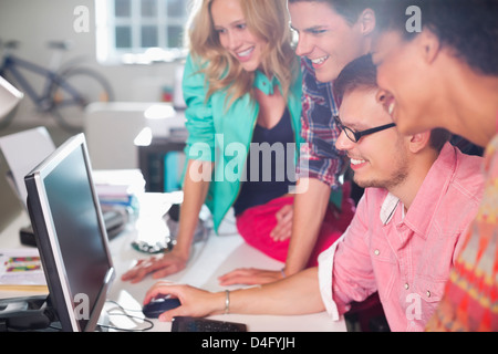 Les gens qui travaillent ensemble à l'ordinateur Banque D'Images