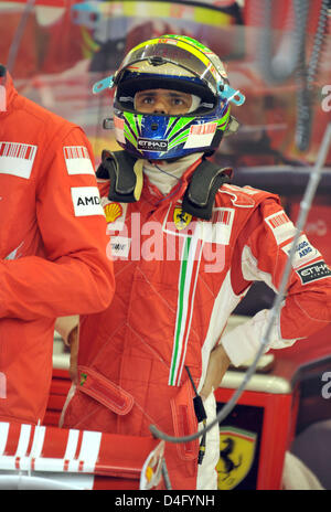 Pilote de Formule 1 brésilien Felipe Massa, de Ferrari est représenté dans son garage après la troisième session pratique à Spa-Francorchamps, Belgique, 06 septembre 2008. Le Grand Prix de Belgique de Formule 1 aura lieu le 07 septembre 2008. Photo : Carmen Jaspersen Banque D'Images