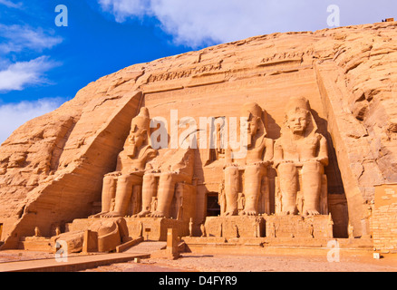 Statues géantes du grand pharaon Ramsès II à l'extérieur de l'unité du Temple de Ramsès II à Abou Simbel Haute Egypte Moyen Orient Banque D'Images