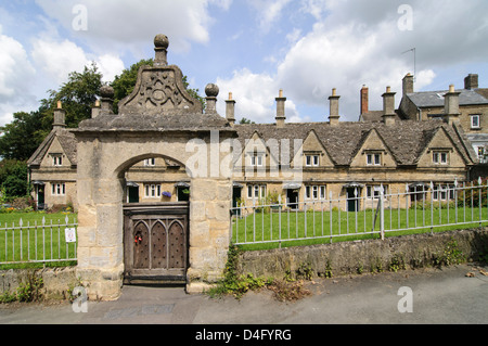 Les hospices à pignons, dans la rue de l'Église, (Chipping Norton, Cotswolds, en Angleterre) ont été construit par Henry Cornish en 1640. Au départ, il y avait 8 maisons (avec 9 cheminées), mais ils ont maintenant été convertie en quatre grandes habitations. Banque D'Images