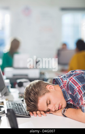 Businessman sleeping at desk Banque D'Images