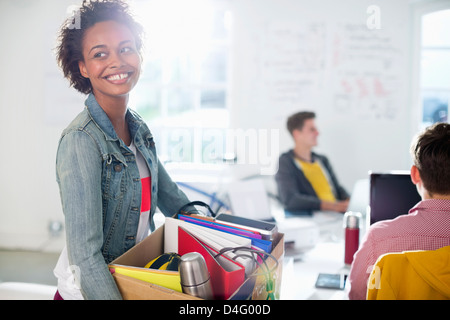 Businesswoman carrying cardboard box d'effets personnels Banque D'Images