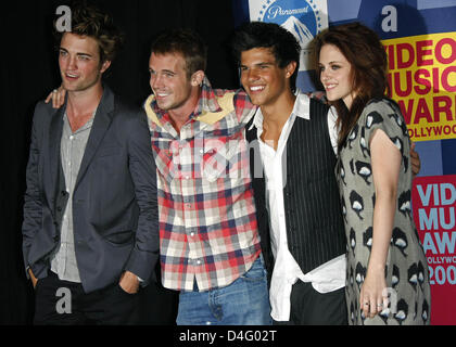 Le cast de la prochaine film 'Twilight', Robert Pattinson (L-R), Kellan Lutz, Taylor Lautner et Kristen Stewart, poser dans la salle de presse au 2008 MTV Video Music Awards au Paramount Studios à Hollywood, Los Angeles, USA, 07 septembre 2008. Photo : Hubert Boesl Banque D'Images