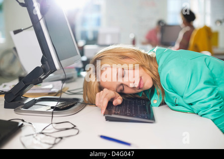 Businesswoman sleeping at desk Banque D'Images