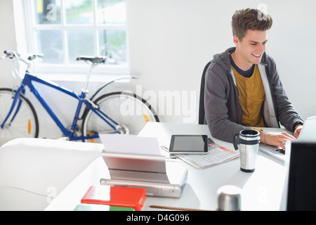 Businessman working at desk in office Banque D'Images