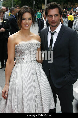 L'actrice britannique Kate Beckinsale et son mari Len Wiseman, directeur de nous arriver à la première du film "rien que la vérité' au cours de l'exercice 2008 Toronto International Film Festival à Visa Screening Room à Toronto, Canada, 08 septembre 2008. Photo : Hubert Boesl Banque D'Images