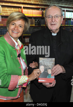 Gloria Princesse de Tour et Taxis et le cardinal Joachim Meisner présentent leurs 'Die livre Fuerstin und der Kardinal' ('La princesse et le cardinal') à Cologne, Allemagne, 10 septembre 2008. La princesse a rencontré le churchman et appelle l'avowels intime de lui. Photo : Joerg Carstensen Banque D'Images