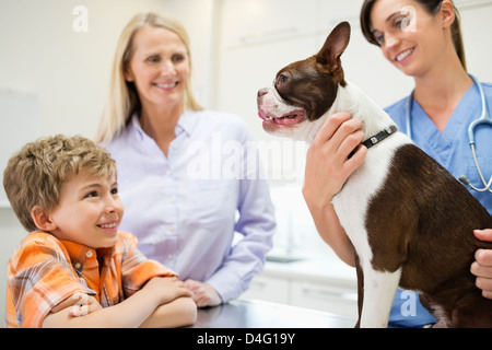 Vétérinaire et propriétaire l'examen de chien dans la chirurgie de l'EFP Banque D'Images