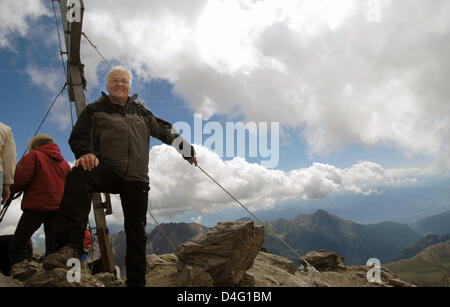 Le ministre allemand des affaires étrangères, Frank-Walter STEINMEIER (SPD) se dresse sur le sommet de la 'Wilde' Kreuzspitze (3132 mètres) au cours d'une balade-promenade dans les montagnes de Pfunderer au Tyrol du Sud, Italie, août 2008. Photo : Klaus-Dietmar Gabbert Banque D'Images