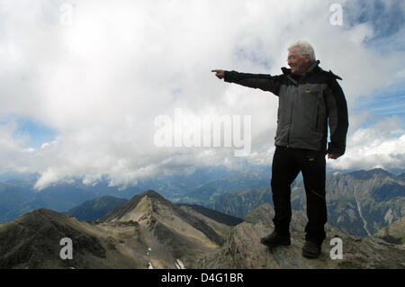 Le ministre allemand des affaires étrangères, Frank-Walter STEINMEIER (SPD) se dresse sur le sommet de la 'Wilde' Kreuzspitze (3132 mètres) et des points dans la distance au cours d'une balade-promenade dans les montagnes de Pfunderer au Tyrol du Sud, Italie, août 2008. Photo : Klaus-Dietmar Gabbert Banque D'Images