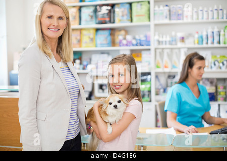 Amener les propriétaires de chien à la chirurgie vétérinaire Banque D'Images