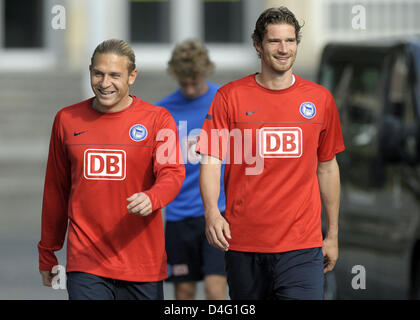 Joueur de football ukrainien Andreï Voronin (L) parle d'équipier Arne Friedrich durant une session de formation au stade olympique de Berlin, Allemagne, 12 septembre 2008. Dans l'arrière-plan, l'Hertha Fabian Lustenberger à partir de la Suisse peut être vu. L'attaquant de Liverpool a été emprunté Voronin Hertha Berlin par pour la saison en cours. Photo : Soeren Stache Banque D'Images