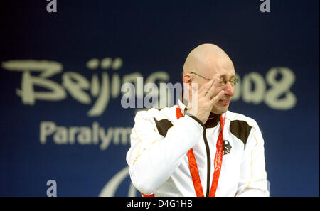 Nageur allemand Thomas Grimm wipes off une larme au cours de la 100m brasse remise de médaille à Beijing en 2008 aux Jeux paralympiques de Pékin, Chine, 12 septembre 2008. Grimm a été rejetée après sa médaille d'or lauréat d'origine mexicaine, Pedro Rangel, a été disqualifié. Rangel a protesté contre la décision et les juges ont décidé en sa faveur. Photo : ROLF VENNENBERND Banque D'Images