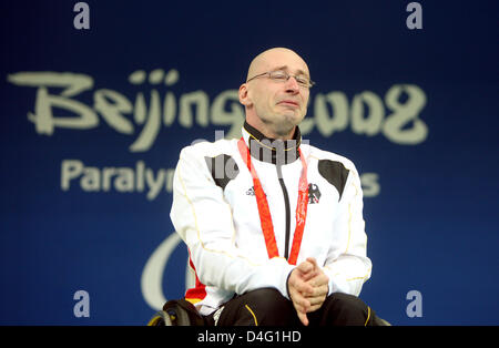 Nageur allemand Thomas Grimm wipes off une larme au cours de la 100m brasse remise de médaille à Beijing en 2008 aux Jeux paralympiques de Pékin, Chine, 12 septembre 2008. Grimm a été rejetée après sa médaille d'or lauréat d'origine mexicaine, Pedro Rangel, a été disqualifié. Rangel a protesté contre la décision et les juges ont décidé en sa faveur. Photo : ROLF VENNENBERND Banque D'Images