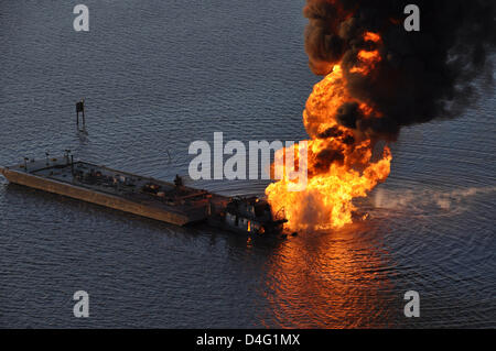 Un oléoduc brûlures après une collision avec un remorqueur de Shanon E. Setton 13 mars 2013 près de Bayou Perot 30 km au sud de New Orleans, LA. La Garde côtière américaine s'efforce de contenir et nettoyer l'huile qui fuit de l'accident. Banque D'Images