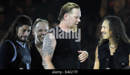 Nous le groupe de thrash metal Metallica, (L-R) le bassiste Robert Trujillo, le batteur Lars Ulrich, le guitariste/chanteur et guitariste James Hetfield Kirk Hammett, effectuer à 'O2 World' à Berlin, Allemagne, 12 septembre 2008. Le groupe a joué à 17 000 personnes faisant la promotion de leur prochain album 'Death Magnetic'. Les recettes de la vente des billets seront remis à la German Heart Institute Berlin ( Banque D'Images
