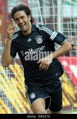 La Munich Luca Toni marque le 0-1 de la Bundesliga match 1.FC Cologne v FC Bayern Munich au stade RheinEnergie de Cologne, Allemagne, 13 septembre 2008. Photo : Joerg Carstensen(ATTENTION : EMBARGO SUR LES CONDITIONS ! Le LDF permet la poursuite de l'utilisation des images dans l'IPTV, les services mobiles et autres technologies nouvelles au plus tôt deux heures après la fin du match. La pu Banque D'Images