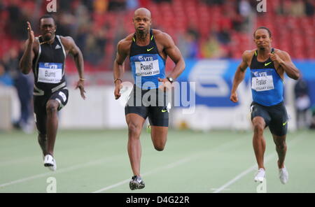 Le sprinter jamaïcain Asafa Powell (C) gagne sur Trinité-'s Marc Burns (L) et la Jamaïque's Michael Frater (R) le 100m à l'IAAF World Athletic finale à Stuttgart, Allemagne, 13 septembre 2008. Powell a remporté le 100m en 9.87s . Photo : BERND WEISSBROD Banque D'Images