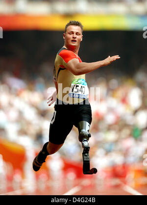 D'athelete allemand Heinrich Popow termine deuxième du 100m au Jeux paralympiques de Beijing 2008 Beijing, Chine, 14 septembre 2008. Photo : ROLF VENNENBERND Banque D'Images