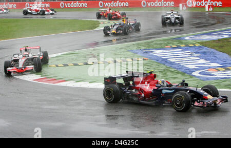 L'allemand Sebastian Vettel, pilote de Formule 1 de la Scuderia Toro Rosso-Ferrari bas (R) dirige le pack dans la première chicane après le début de la Formule 1 Grand Prix d'Italie à l'Autodromo Nazionale di Monza circuit dans Monza, Italie, le 14 septembre 2008. Photo : Jens Buettner Banque D'Images