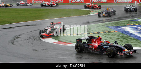 L'allemand Sebastian Vettel, pilote de Formule 1 de la Scuderia Toro Rosso-Ferrari bas (R) dirige le pack dans la première chicane après le début de la Formule 1 Grand Prix d'Italie à l'Autodromo Nazionale di Monza circuit dans Monza, Italie, le 14 septembre 2008. Photo : Jens Buettner Banque D'Images