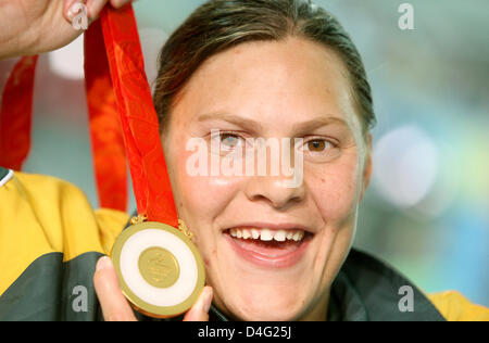 La nageuse sud-africaine Natalie Du Toit, sourit avec sa médaille d'or au 50m nage libre aux Jeux paralympiques de Beijing 2008 à Beijing, Chine, 14 septembre 2008. Du Toit a conquis cinq médailles d'or dans l'ensemble. Photo : ROLF VENNENBERND Banque D'Images
