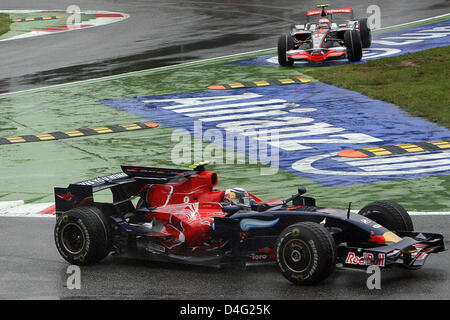 L'allemand Sebastian Vettel, pilote de Formule 1 de la Scuderia Toro Rosso-Ferrari (en bas ) entraîne le finlandais Heikki Kovalainen McLaren Mercedes de coupe la première chicane dans le Grand Prix de Formule 1 de l'Italie à l'Autodromo Nazionale di Monza circuit dans Monza, Italie, le 14 septembre 2008. Photo : Jens Buettner Banque D'Images