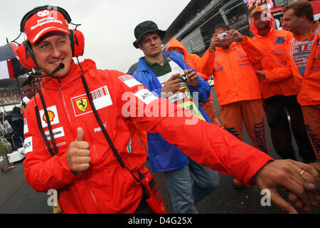 L'ancien champion du monde de F1 et consultant pour la Scuderia Ferrari, Michael Schumacher de l'Allemagne, présentée dans la grille du Grand Prix de Formule 1 de l'Italie à l'Autodromo Nazionale di Monza circuit dans Monza, Italie, le 14 septembre 2008. Photo : Jens Buettner Banque D'Images