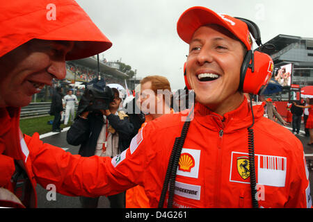 L'ancien champion du monde de F1 et consultant pour la Scuderia Ferrari, Michael Schumacher de l'Allemagne, présentée dans la grille du Grand Prix de Formule 1 de l'Italie à l'Autodromo Nazionale di Monza circuit dans Monza, Italie, le 14 septembre 2008. Photo : Jens Buettner Banque D'Images