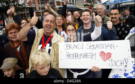 Les citoyens de Heppenheim célébrer la victoire de l'allemand Sebastian Vettel, pilote de Formule 1 à la Formule 1 Grand Prix d'Italie qui a eu lieu à Monza, dans la ville natale de Vettel Heppenheim, Allemagne, 14 septembre 2008. Avec la victoire, 21 ans, est devenu la Formule 1 Vettel plus jeune setter pôle et Grand Prix gagnant. Photo : FRANK RUMPENHORST Banque D'Images