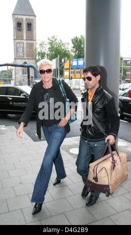 L'actrice danoise Brigitte Nielsen et son mari Mattia Dessi arriver à l'Hotel Intercontinental à Cologne, Allemagne, 13 septembre 2008. Nielsen sera l'invité de l'émission de télévision 'Guinness World Records - Le plus gros Records du Monde'. Photo : Patrick Staubesand Banque D'Images