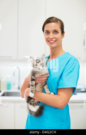 Smiling holding cat in vet vétérinaire chirurgie Banque D'Images