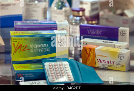 Bayer Schering Pharma pilule anticonceptionnelle 'Yasmin' (R) et la nouvelle "pilule Yaz' sont représentés à Berlin, Allemagne, 15 septembre 2008. Photo : GRIMM PAR LES PAIRS Banque D'Images