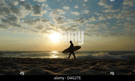 La photo montre la silhouette d'un surfeur avec sa planche à la lumière du soleil couchant sur la plage de Westerland sur l'île de Sylt, Allemagne, 06 septembre 2008. Photo : Peter Steffen Banque D'Images