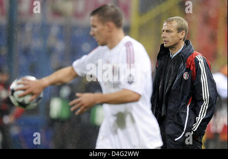 Munich entraîneur en chef Jürgen Klinsmann (R) net s'annonce sombre pour son joueur Lukas Podolski (L) à la Ligue des Champions Groupe F match Steaua Bucarest v FC Bayern Munich à Bucarest, Roumanie, 17 septembre 2008. Club Bundesliaga allemand Munich a gagné 1-0 au Steaua de la Roumanie. Photo : Peter Kneffel Banque D'Images