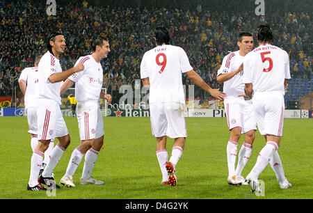 Daniel van Buyten de Munich (R) cheers marquant le 0-1 avec ses coéquipiers (L-R) Martin Demichelis, Miroslav Klose, Luca Toni et Lucio dans l'UEFA Champions League Groupe F match Steaua Bucarest v FC Bayern Munich à Bucarest, Roumanie, 17 septembre 2008. Club Bundesliaga allemand Munich a gagné 1-0 au Steaua de la Roumanie. Photo : Peter Kneffel Banque D'Images