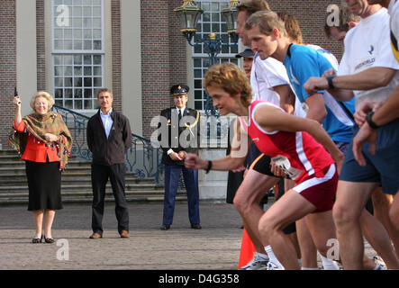 La Reine Beatrix des Pays-Bas donne le signal de départ pour la course de relais du Palais 'l'Internationale' dans Estafetteloop Paleizen Apeldoorn, Pays-Bas, 19 septembre 2008. Le Palace est une course de relais course annuelle aux organismes d'application de la concurrence organisée par la Gendarmerie royale et des services de la protection diplomatique des Pays-Bas. Photo : Patrick van Katwijk Banque D'Images