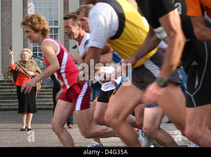 La Reine Beatrix des Pays-Bas donne le signal de départ pour la course de relais du Palais 'l'Internationale' dans Estafetteloop Paleizen Apeldoorn, Pays-Bas, 19 septembre 2008. Le Palace est une course de relais course annuelle aux organismes d'application de la concurrence organisée par la Gendarmerie royale et des services de la protection diplomatique des Pays-Bas. Photo : Patrick van Katwijk Banque D'Images