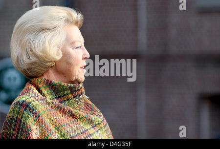 La Reine Beatrix des Pays-Bas donne le signal de départ pour la course de relais du Palais 'l'Internationale' dans Estafetteloop Paleizen Apeldoorn, Pays-Bas, 19 septembre 2008. Le Palace est une course de relais course annuelle aux organismes d'application de la concurrence organisée par la Gendarmerie royale et des services de la protection diplomatique des Pays-Bas. Photo : Patrick van Katwijk Banque D'Images