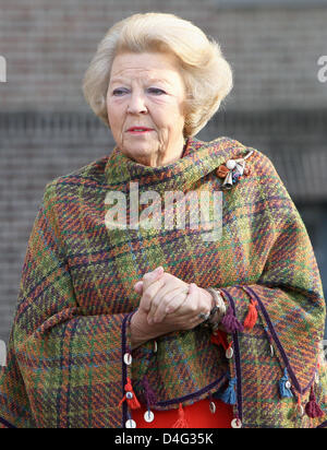 La Reine Beatrix des Pays-Bas donne le signal de départ pour la course de relais du Palais 'l'Internationale' dans Estafetteloop Paleizen Apeldoorn, Pays-Bas, 19 septembre 2008. Le Palace est une course de relais course annuelle aux organismes d'application de la concurrence organisée par la Gendarmerie royale et des services de la protection diplomatique des Pays-Bas. Photo : Patrick van Katwijk Banque D'Images