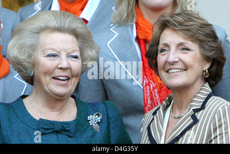 La Reine Beatrix des Pays-Bas (L) et la princesse Margriet sont illustrés avec les médaillés des Jeux Paralympiques de 2008 à Beijing à Palais de Noordeinde à La Haye, Pays-Bas, 19 septembre 2008. Photo : Patrick van Katwijk Banque D'Images