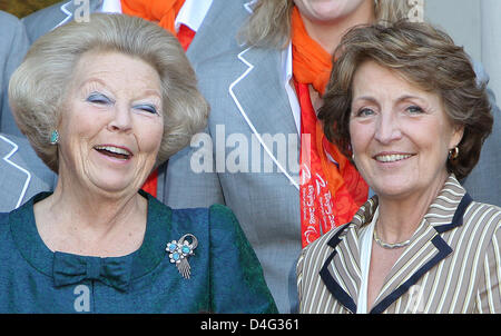 La Reine Beatrix des Pays-Bas (L) et la princesse Margriet sont illustrés avec les médaillés des Jeux Paralympiques de 2008 à Beijing à Palais de Noordeinde à La Haye, Pays-Bas, 19 septembre 2008. Photo : Patrick van Katwijk Banque D'Images