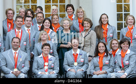 La Reine Beatrix des Pays-Bas (rangée du milieu, 4-R) et de la princesse Margriet (rangée du milieu, 3-R) sont représentés avec les médaillés des Jeux Paralympiques de 2008 à Beijing à Palais de Noordeinde à La Haye, Pays-Bas, 19 septembre 2008. Photo : Patrick van Katwijk Banque D'Images