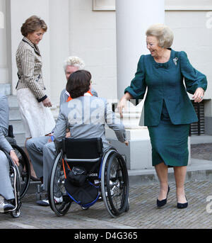 La Reine Beatrix des Pays-Bas (R) et de la princesse Margriet (L) sont représentés avec les médaillés des Jeux Paralympiques de 2008 à Beijing à Palais de Noordeinde à La Haye, Pays-Bas, 19 septembre 2008. Photo : Patrick van Katwijk Banque D'Images