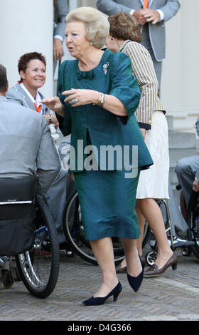 La Reine Beatrix des Pays-Bas (C) et de la princesse Margriet (R) sont représentés avec les médaillés des Jeux Paralympiques de 2008 à Beijing à Palais de Noordeinde à La Haye, Pays-Bas, 19 septembre 2008. Photo : Patrick van Katwijk Banque D'Images