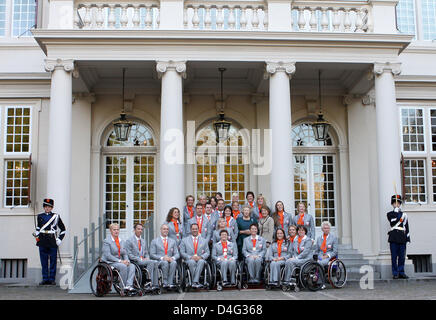 La Reine Beatrix des Pays-Bas (rangée du milieu, 4-R) et de la princesse Margriet (rangée du milieu, 3-R) sont représentés avec les médaillés des Jeux Paralympiques de 2008 à Beijing à Palais de Noordeinde à La Haye, Pays-Bas, 19 septembre 2008. Photo : Patrick van Katwijk Banque D'Images