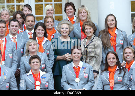 La Reine Beatrix des Pays-Bas (rangée du milieu, 3-R) et de la princesse Margriet (rangée du milieu, 2-R) sont représentés avec les médaillés des Jeux Paralympiques de 2008 à Beijing à Palais de Noordeinde à La Haye, Pays-Bas, 19 septembre 2008. Photo : Patrick van Katwijk Banque D'Images