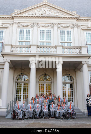 La Reine Beatrix des Pays-Bas (rangée du milieu, 4-R) et de la princesse Margriet (rangée du milieu, 3-R) sont représentés avec les médaillés des Jeux Paralympiques de 2008 à Beijing à Palais de Noordeinde à La Haye, Pays-Bas, 19 septembre 2008. Photo : Patrick van Katwijk Banque D'Images