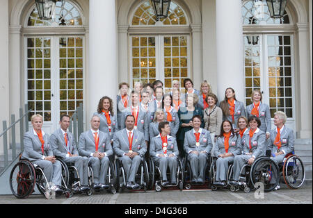 La Reine Beatrix des Pays-Bas (rangée du milieu, 4-R) et de la princesse Margriet (rangée du milieu, 3-R) sont représentés avec les médaillés des Jeux Paralympiques de 2008 à Beijing à Palais de Noordeinde à La Haye, Pays-Bas, 19 septembre 2008. Photo : Patrick van Katwijk Banque D'Images