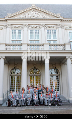 La Reine Beatrix des Pays-Bas (rangée du milieu, 4-R) et de la princesse Margriet (rangée du milieu, 3-R) sont représentés avec les médaillés des Jeux Paralympiques de 2008 à Beijing à Palais de Noordeinde à La Haye, Pays-Bas, 19 septembre 2008. Photo : Patrick van Katwijk Banque D'Images